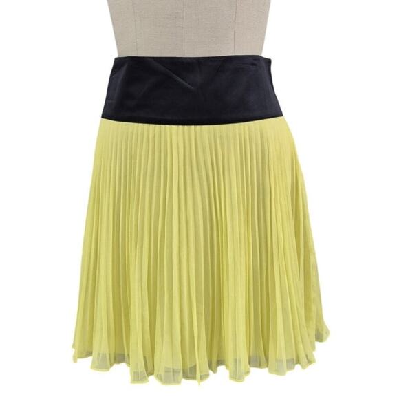 NWT The Limited  100% Polyester Yellow Pleated Skirt Lining Black Waistband Sz L - Picture 1 of 4